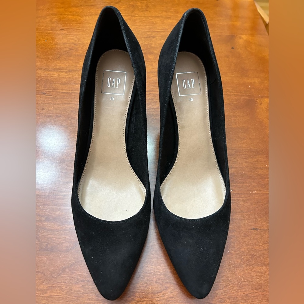 Ladies Suede Pumps